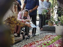 Sinta Nuriyah Ziarah ke Makam Gus Dur Usai Penetapan Pahlawan