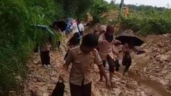 Siswa di Pandeglang lewati jalan berlumpur ke sekolah. (Dok istimewa)