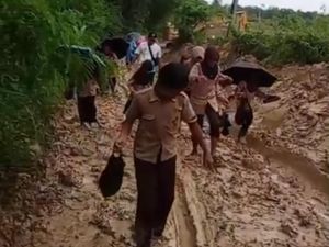 Pengabdian 17 Tahun Guru Honorer di Pandeglang Lewati Jalan Rusak untuk Mengajar