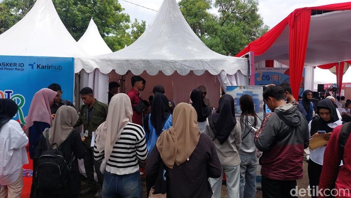 Suasana job fair hybrid di Balai Latihan Kerja (BLK) Cirebon.