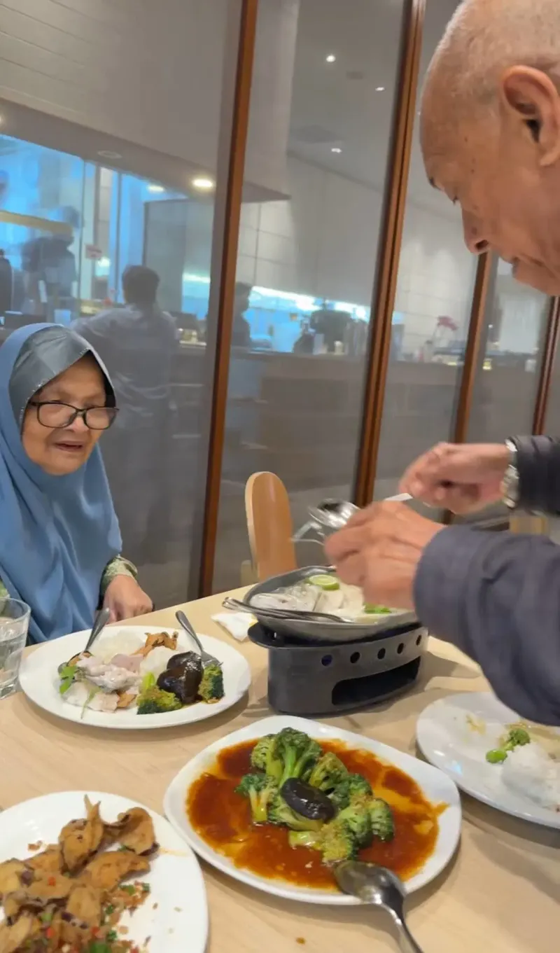 Suami Berusia 92 Tahun Ini Tetap Ambilkan Makan untuk Istri