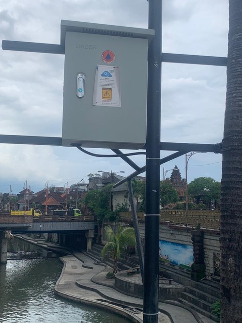 Tampilan unit sistem peringatan dini atau early warning system banjir di jembatan penghubung pasar Kumbasari dengan pasar Badung pada Selasa (11/11/2025). (Dok. BPBD Denpasar)