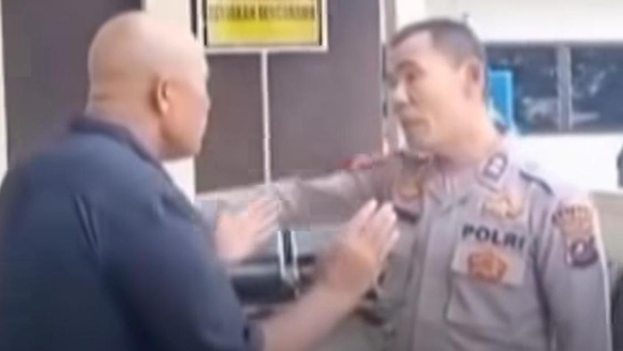 Tangkapan video viral saat pensiunan polisi cekcok dengan polisi. (Foto: suararakyatmedan/Instagram)