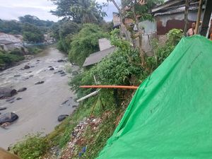 Tebing Sungai Cisadane Bogor Setinggi 8 Meter Longsor Imbas Hujan Deras