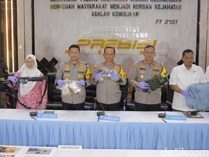 Video Polisi Temukan Laptop Pelaku Ledakan SMAN 72, Selidiki Situs yang Diakses