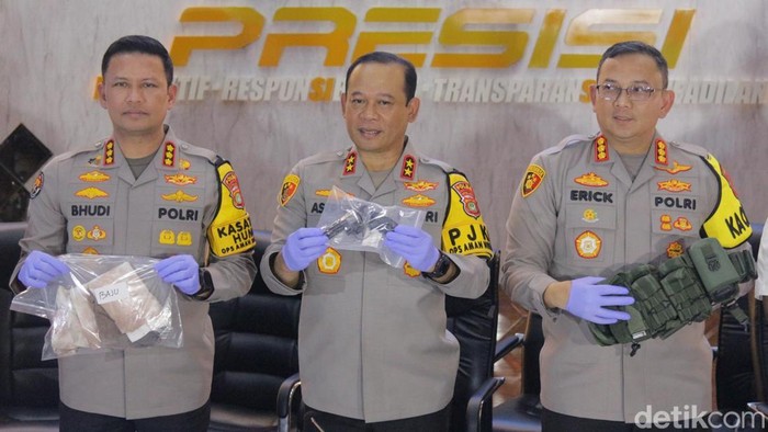 Kapolda Metro Jaya Asep Edi Suheri dan Diresrikum Polda Metro Jaya Kombes Wira Satya Triputra serta pimpinan lainnya memberikan keterangan pers terkait penanganan kasus ledakan di SMAN 72 di Gedung Polda Metro Jaya, Jakarta Pusat, Selasa (11/11/2025).