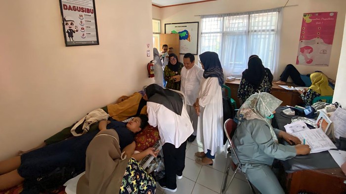 Tim DPPKB di sebuah kegiatan peningkatan peranan wanita menuju keluarga sehat sejahtera di Gunung Guruh