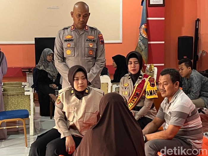 Tim konselor Polres Kendal lakukan pendampingan psikologis keluarga mahasiswa hanyut terseret arus sungai Singorojo