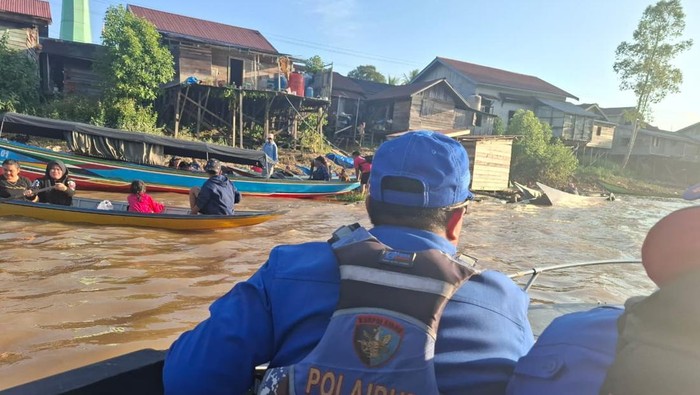 Tim SAR gabungan melakukan pencairan 8 korban kapal ponton bermuatan semen tenggelam. (Istimewa)