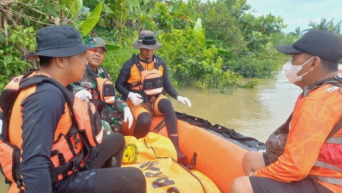 Tim SAR gabungan mengevakuasi korban tenggelam di aliran sungai wilayah Kecamatan Kawunganten, Kabupaten Cilacap, Selasa (11/11/2025).