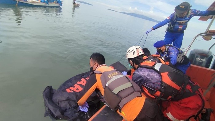 Tim SAR mengevakuasi korban terakhir pemancing ikan hilang di Kolaka yang ditemukan tewas.