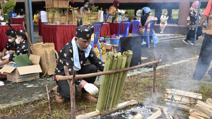 Tradisi malamang di Kalimantan Tengah.