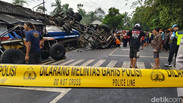 Kecelakaan Tanki Solat VS Mobil Carry di Kalijambe, Kecamatan Bener, Purworejo, Selasa (11/11/2025) pagi.