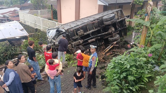 Truk yang mengalami kecelakaan di Tlahab, Kecamatan Kledung, Kabupaten Temanggung, Senin (11/11/2025).