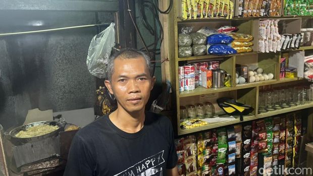 Ular sanca panjang melata di tengah jalanan Jaksel. Warga sekitar menceritakan momen ular sanca tersebut merayap di jalanan hingga membuat takut pengendara. (Adhfar AS/detikcom)