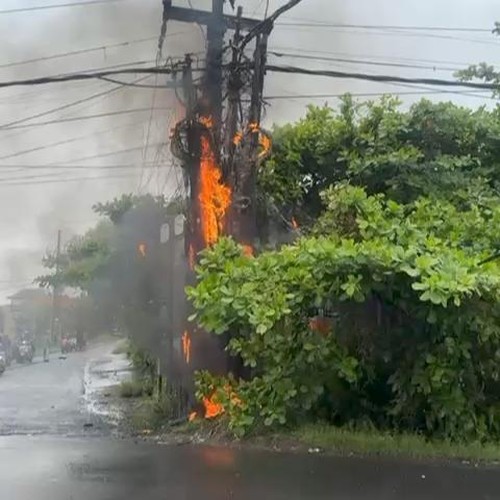 Viral kebakaran kabel listrik di Jalan Munggu-Tanah Lot, Kecamatan Mengwi, Selasa (11/11/2025). (Polres Badung)