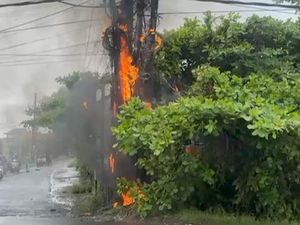 Kabel PLN di Bypass Munggu-Tanah Lot Meledak 2 Kali, Warga Panik Api Membesar