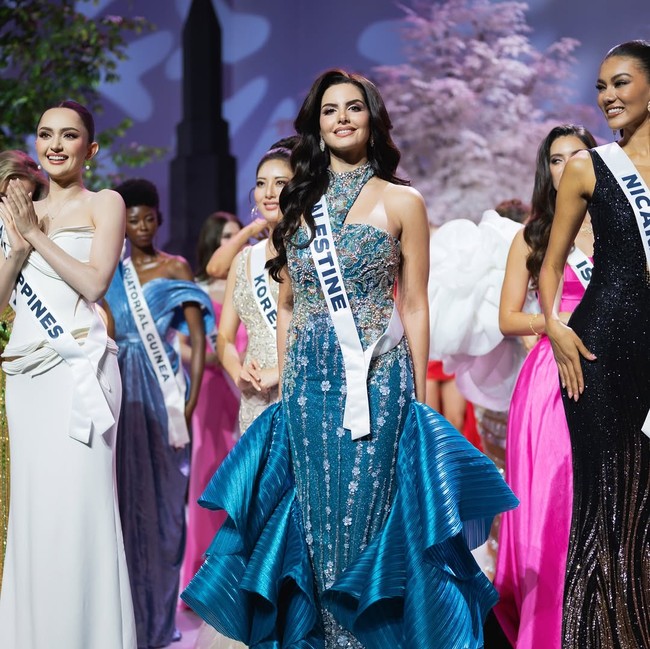Viral momen Miss Israel Melanie Shiraz disebut memberi tatapan sinis ke Miss Palestine Nadeen Ayoub di acara konferensi pers dan sashing ceremony Miss Universe 2025 di Bangkok, Thailand, pekan lalu. Foto: Instagram