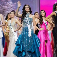 Dalam sejumlah video yang beredar di TikTok, Nadeen tampak berbaris di depan Melanie. Ketika Nadeen mulai naik ke atas panggung, Melanie tampak meliriknya. Netizen pun ramai berkomentar tentang tatapan tersebut. Foto: Instagram