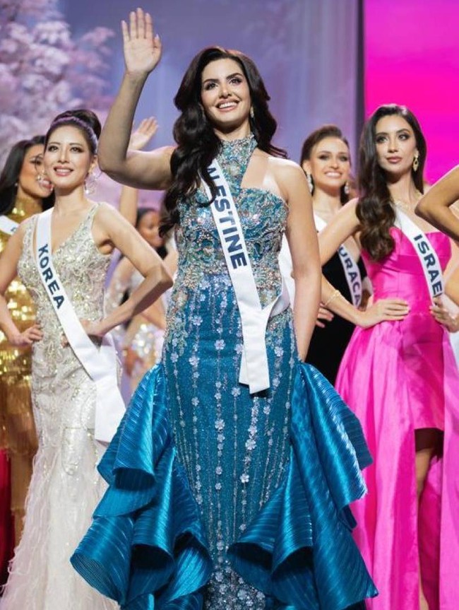 Dalam sejumlah video yang beredar di TikTok, Nadeen tampak berbaris di depan Melanie. Ketika Nadeen mulai naik ke atas panggung, Melanie tampak meliriknya. Netizen pun ramai berkomentar tentang tatapan tersebut. Foto: Instagram