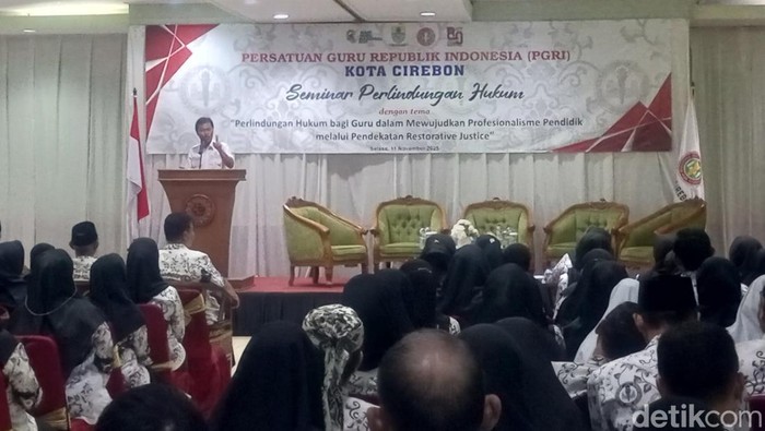 Wali Kota Cirebon, Effendi Edo, saat menghadiri seminar yang digelar PGRI Kota Cirebon