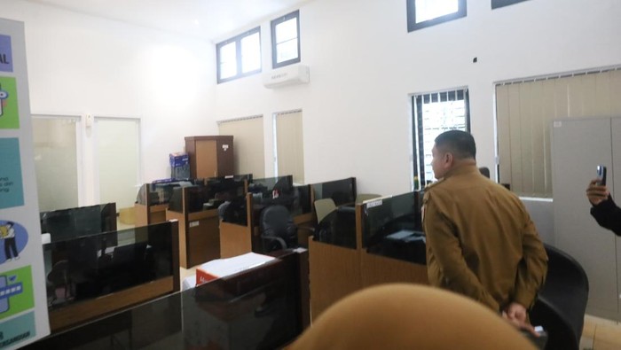 Wali Kota Makassar Munafri Arifuddin melakukan sidak ke sejumlah kantor di Balai Kota Makassar.