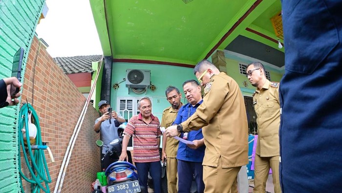 Walkot Makassar Munafri Arifuddin dan Dirut PDAM Makassar Hamzah Ahmad saat meninjau layanan air bersih di kawasan NTI. Dokumen Istimewa