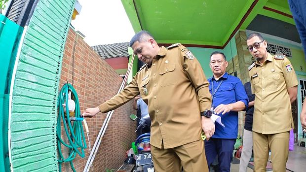 Walkot Makassar Munafri Arifuddin dan Dirut PDAM Makassar Hamzah Ahmad saat meninjau layanan air bersih di kawasan NTI. Dokumen Istimewa