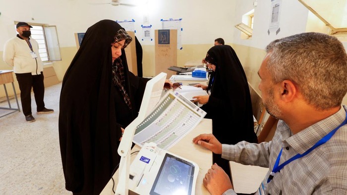 Warga Irak berbondong-bondong mendatangi tempat pemungutan suara (TPS) pada Selasa (11/11/2025) untuk memberikan hak pilih mereka dalam pemilihan parlemen. Antusiasme terlihat di berbagai kota, termasuk Kirkuk dan Najaf, di mana pemilih datang sejak pagi hari untuk ikut menentukan arah pemerintahan baru Irak. REUTERS/Thaier Al-Sudani