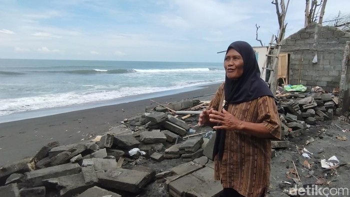 Mukiyah saat ditemui di kediamannya yang rusak akibat abrasi Pantai Trisik, Kulon Progo, Selasa (11/11/2025)