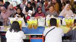 1.057 Warga Menteng Terima Bantuan Minyak Goreng dan Beras
