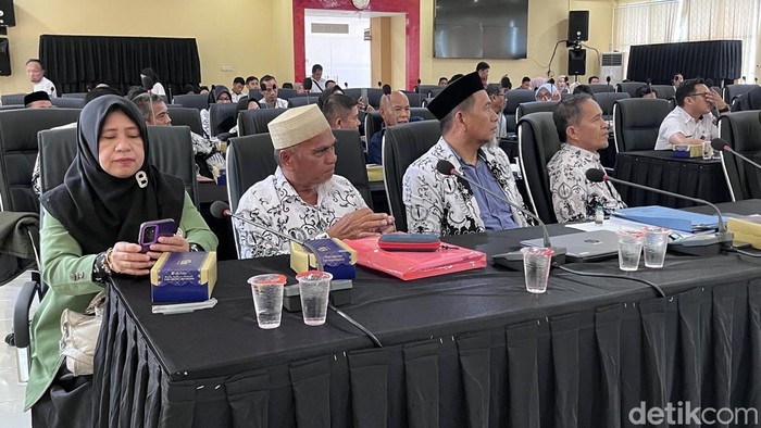 2 Guru SMAN 1 Masamba, Luwu Utara, Abdul Muis dan Rasnal saat RDP bersama Komisi D DPRD Sulsel. Sahrul Alim/detiksulsel