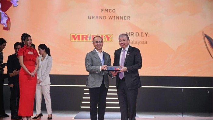 Adrian Ong, Chief Executive Officer MR D.I.Y. Group (M) dan Presiden Komisaris MR.D.I.Y. Indonesia Berhad menerima penghargaan Fast-Moving Consumer Goods (FMCG) di ajang ASEAN Business Awards 2025 di Kuala Lumpur.