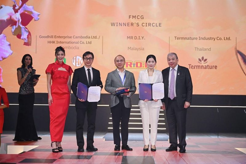 Adrian Ong, Chief Executive Officer MR D.I.Y. Group (M) dan Presiden Komisaris MR.D.I.Y. Indonesia Berhad menerima penghargaan Fast-Moving Consumer Goods (FMCG) di ajang ASEAN Business Awards 2025 di Kuala Lumpur.