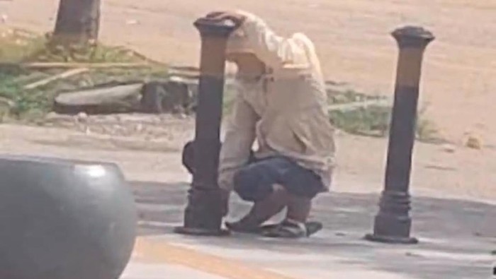 Aksi pencuri besi berinisial IR (34) di kawasan pedestrian Eks MTQ Kendari yang viral di media sosial.