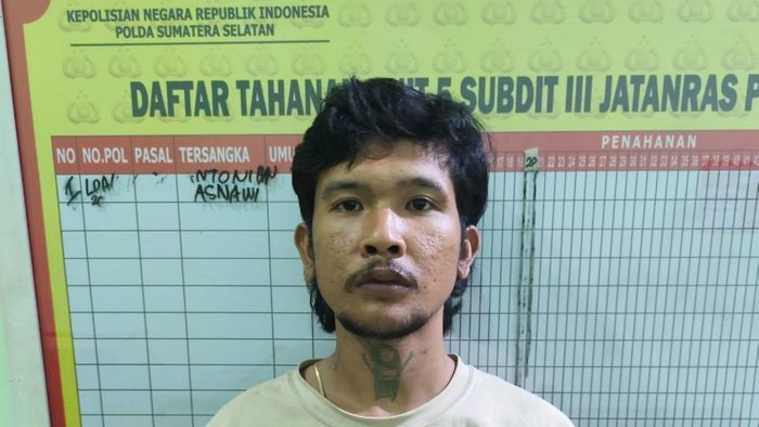 Aldo, tersangka bobol gereja di Palembang saat diamankan polisi.