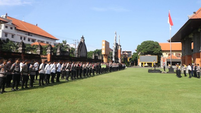 Apel pengamanan 21st IPOC and 2026 Price Outlook di halaman depan Mapolda Bali, Rabu (12/11/2025). (Dok. Polda Bali)