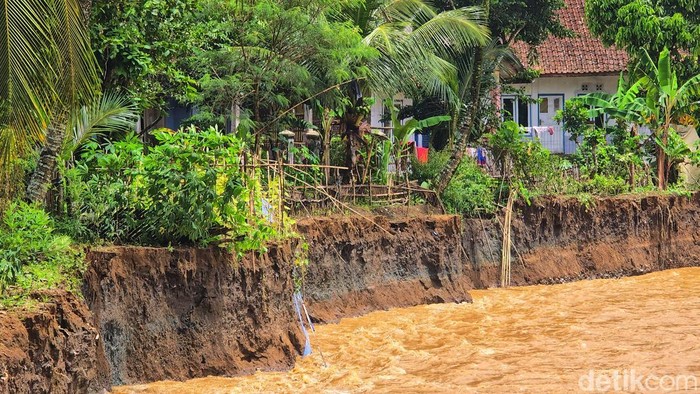 Arus sungai terus mendesak ke permukan, warga memilih untuk mengungsi