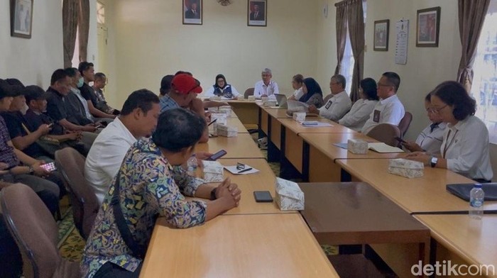 Audiensi Pemda DIY dan perwakilan penambang kali Progo di Kompleks Kepatihan, Jogja, Rabu (12/11/2025).