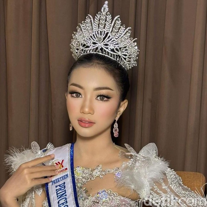 Azaeela Azra Adikasmita (13), usai memboyong piala pada ajang Indonesian Kids of The Year 2025, yang diadakan di Ancol, Jakarta, pada tanggal 30- 31 Oktober lalu.