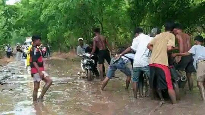 Banjir lahar dingin menerjang 4 titik di lereng Gunung Lewotobi Laki-laki, Kecamatan Ile Bura, Kabupaten Flores Timur, Nusa Tenggara Timur (NTT), Rabu sore (12/11/2025). (Facebook X Kwure Seran)