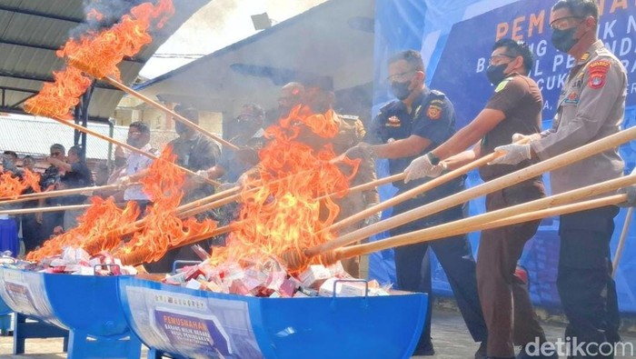 Bea Cukai bersama Aparat Penegak Hukum Tarakan membakar ribuan rokok ilegal berbagai merek.