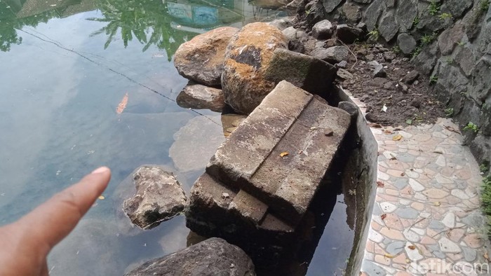 Bebatuan kuno di Umbul Gedaren, Jatinom, Klaten yang ditemukan saat rehab. Foto diambil Selasa (12/11/2025).