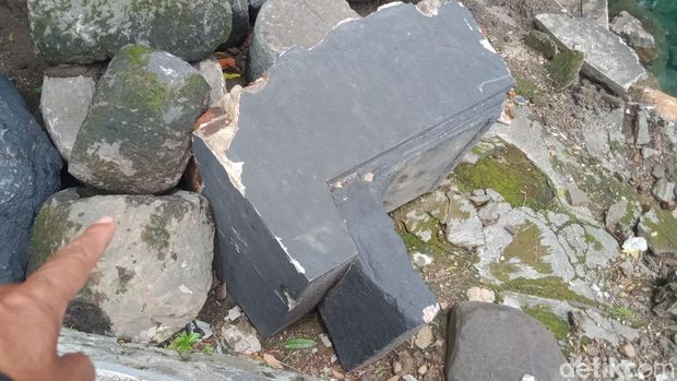 Bebatuan kuno di Umbul Gedaren, Jatinom, Klaten yang ditemukan saat rehab Bebatuan kuno di Umbul Gedaren, Jatinom, Klaten yang ditemukan saat rehab. Foto diambil Selasa (12/11/2025).