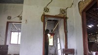 Warga memperlihatkan tembok rumah retak akibat pergerakan tanah di Desa Sukajaya, Kabupaten Ciamis, Jawa Barat, Rabu (12/11/2025). ANTARA FOTO/Adeng Bustomi