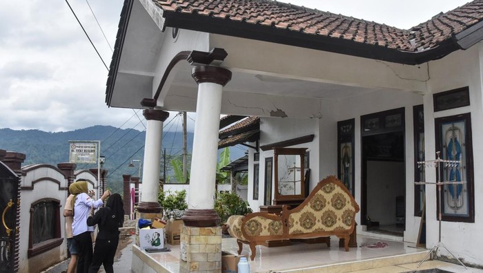 Kondisi tembok rumah retak akibat pergerakan tanah di Desa Sukajaya, Kabupaten Ciamis, Jawa Barat, Rabu (12/11/2025). Bencana pergerakan tanah yang terjadi sejak April 2025 meluas dan menyebabkan sebanyak 16 rumah rusak, serta 19 KK atau 47 jiwa terpaksa mengungsi ke lokasi yang lebih aman. ANTARA FOTO/Adeng Bustomi/rwa.