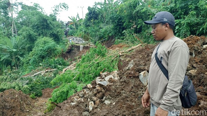 Bencana tanah longsor di Tulungagung yang mengakibatkan akses jalan terputus.