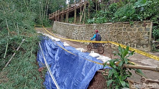 Bencana tanah longsor di Tulungagung yang mengakibatkan akses jalan terputus.