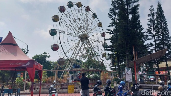 Bianglala di Alun-Alun Kota Batu.