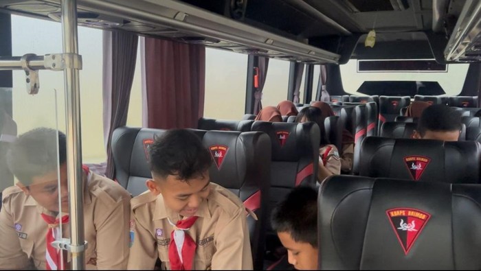 Brimob Polda Metro Jaya menghadirkan pelayanan bus sekolah gratis di Tangsel bagi siswa dan guru.